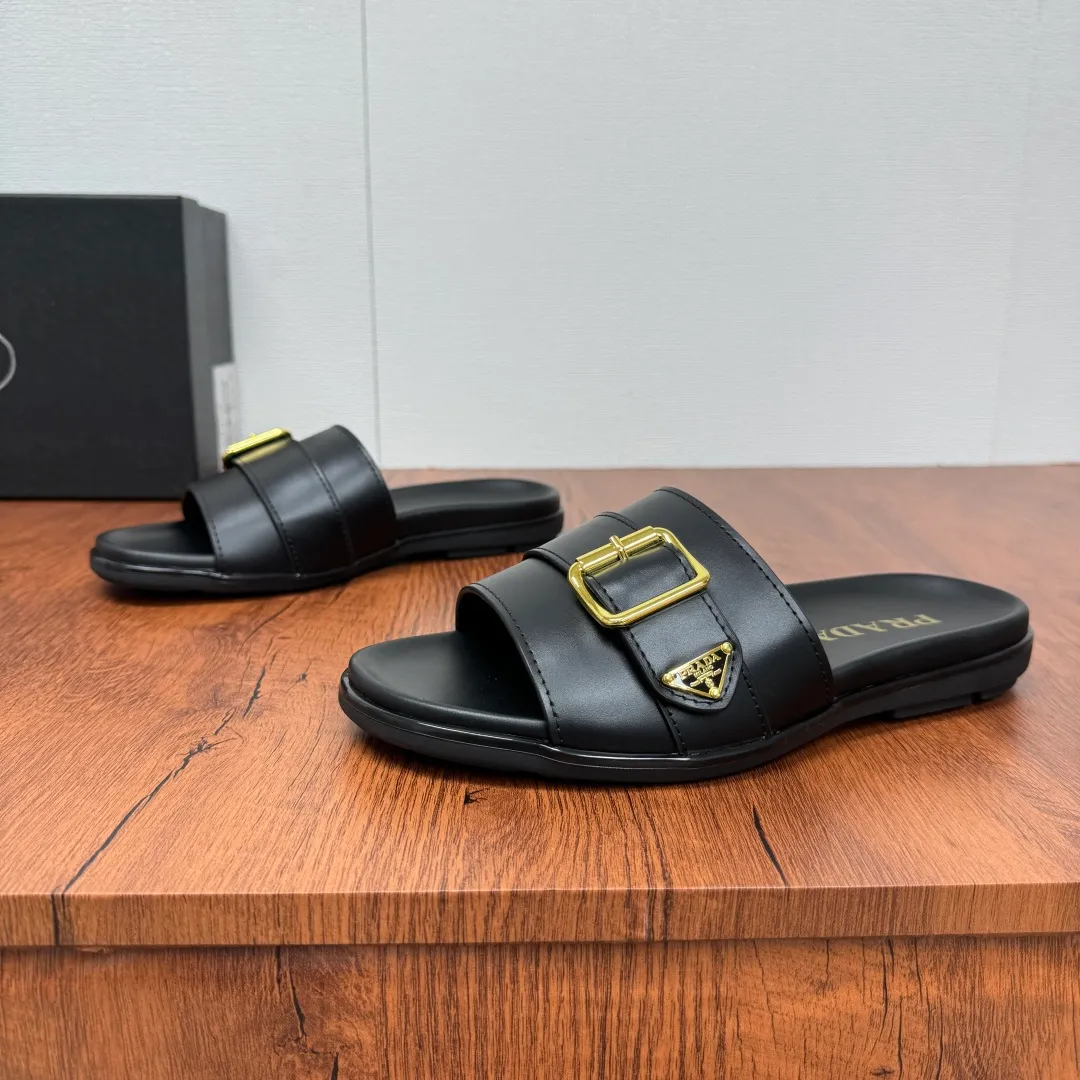 Batch 580 Prada/Prada's new men's straight style genuine leather slippers. Retro inspiration and modern lines coexist harmoniously. The dynamic design is decorated with the brand's iconic symbols and characteristic details. Genuine leather bottom layer, inner calfskin upper including stone pattern cowhide, smooth calfskin, and classic canvas three-logo pattern are available in three styles. It is decorated with genuine leather buckle straps, metal buckle details, and embellished with gold classic enamel brand logo details. Thin rubber soles are standard, and a complete package! Size: 39-40-41-42-43-44-45 Leather shoe size Item number: 2X3064 cowhide